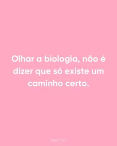 Filipa Maló Franco Instagram - A comunicação por palavras é limitada e bem sei, que talvez seja utópico comunicar para tantos sentires, experiências e histórias, até porque também não espero fazer sentido para todos os que me lêem.

A maternidade é um mundo. As disponibilidades físicas e psíquicas não são iguais. As prioridades também não. A forma como se vive e sente idem.

Incomoda-me que à boleia da “exaustão das mães e dos pais” se generalize um sentir, que serve de base para se ignorar a biologia e questões de desenvolvimento naturais. E incomoda-me mais ainda, que seja tão difícil para o adulto se descentrar, apelando que sabe sempre o que é melhor para o bebé, como se as exigências dos bebés não fossem válidas.

Quando apontam o dedo a um discurso informativo sobre a biologia e questões de desenvolvimento, como não tendo atenção perante as necessidades do adulto, é assumirem que todas as experiências de maternidade e parentalidade são iguais. É assumir que todo o adulto se encontra à beira de um ataque de nervos e no limite. É assumir que todos lidam com a privação de sono da mesma forma. É assumir que a exaustão é igual para todos. É pegar no sentir individual e assumi-lo como único caminho válido.

Dar voz ao bebé, que se encontra claramente em desvantagem, não é ignorar o adulto. É dizer que a par das necessidades do adulto, que terá à partida mais recursos, existe um bebé que também as tem. E que aquilo que pede, se inscreve num conjunto de necessidades mamíferas, relacionais, fisiológicas que à luz do conhecimento actual, se compreendem e identificam. 

Para mim parece-me óbvio, que o caminho será sempre olhar a família como um todo. Sempre na sua dimensão subjectiva e individual naquele momento.  E ao trabalhar na área perinatal e parentalidade, trabalho as situações de forma diferente, porque as famílias também o são. E apesar de existir uma base  biológica e de desenvolvimento, não vale tudo e as emoções de todos são importantes. Contudo, a meu ver, o caminho será sempre partir da base, e depois se ir trabalhando, mediante as dificuldades que vamos encontrando. E se, existirem.

Para tudo, há razões, escolhas e consequências; sempre respeitando e escutando o limite de todos