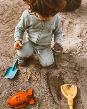Filipa Maló Franco Instagram - Os bebés e crianças cada vez têm menos contacto com a natureza. E desde a sobreproteção, aos ecrãs, aos espaços fechados, actividades altamente programadas e contidas e relutâncias com a sujidade ou possível desconforto, que para nós adultos é uma realidade, mas que não o é com os mais pequeninos, temo que se esteja a perder o brincar. O brincar livre. O risco. A resolução de problemas. O contacto com a terra. O não ter medo de se sujar. O pensar as consequências. Procurar soluções. Falhar para mais tarde fazer melhor. Criatividade. Imaginação. E liberdade.