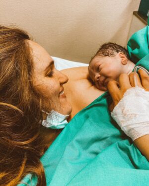 Filipa Maló Franco Instagram - Porque antes de sermos psicólogos, somos pessoas. E embora tenha formação especializada na área perinatal e parentalidade, também sou mãe (entre muitas outras coisas). Com tudo o que isso implica. E também tenho dúvidas e receios. E também erro e vou aprendendo com isso. E também não sei sempre o que fazer, nem como agir. E fico com o coração apertadinho muitas vezes. E também passo por uma gravidez. E um parto. E um pós-parto.

Sou mãe. E abraço todos os dias a ideia de que sermos “só” mães é suficiente. Sem almejar a perfeição. Trabalhando o que sou e a criança que fui. 

E se há algo de protector que o meu trabalho traz à minha maternidade, por estar mais atenta ao que poderá eventualmente acontecer e por considerar que o conhecimento sobre a biologia e o desenvolvimento sossegam o nosso coração e nos trazem mais confiança; também é com o rótulo de “psicóloga com formação especializada” que vêm muitas expectativas (principalmente dos outros) e ideias de que há a razão, e depois há o resto. É que nem sempre há espaço para só ser.

Antes de sermos psicólogos, somos pessoas. E hoje também é dia de falar dessa vulnerabilidade, que nos torna, sem dúvida, mais humanos 🤍