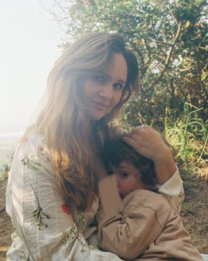 Filipa Maló Franco Instagram - Porque antes de sermos psicólogos, somos pessoas. E embora tenha formação especializada na área perinatal e parentalidade, também sou mãe (entre muitas outras coisas). Com tudo o que isso implica. E também tenho dúvidas e receios. E também erro e vou aprendendo com isso. E também não sei sempre o que fazer, nem como agir. E fico com o coração apertadinho muitas vezes. E também passo por uma gravidez. E um parto. E um pós-parto.

Sou mãe. E abraço todos os dias a ideia de que sermos “só” mães é suficiente. Sem almejar a perfeição. Trabalhando o que sou e a criança que fui. 

E se há algo de protector que o meu trabalho traz à minha maternidade, por estar mais atenta ao que poderá eventualmente acontecer e por considerar que o conhecimento sobre a biologia e o desenvolvimento sossegam o nosso coração e nos trazem mais confiança; também é com o rótulo de “psicóloga com formação especializada” que vêm muitas expectativas (principalmente dos outros) e ideias de que há a razão, e depois há o resto. É que nem sempre há espaço para só ser.

Antes de sermos psicólogos, somos pessoas. E hoje também é dia de falar dessa vulnerabilidade, que nos torna, sem dúvida, mais humanos 🤍