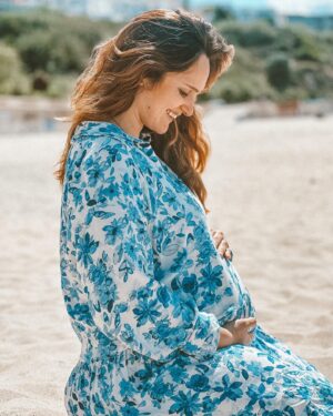 Filipa Maló Franco Instagram - E é quando passamos por tudo de novo, que parece ser mais fácil aproveitar o que de bom este estado, que nem sempre é de graça, nos pode trazer. E é isso que a segunda gravidez me tem trazido.

Com uma tranquilidade de quem já não tem tantos receios. Com uma confiança mais robusta no corpo, no tempo e na impermanência e também, na forma como sei que são poucos meses com a possibilidade de passar pelo bom, pelo mau e pelo assim-assim; mesmo com todos os desconfortos que lhe estão associados -até porque comigo o primeiro trimestre não dá tréguas-, que até eles ganham uma importância  diferente.

Uma segunda gravidez que passa “a correr”. E o corpo parece ter muito mais força e energia, mesmo nos dias difíceis, o que numa primeira instância, nem pareceria ser possível. 

O que me leva a pensar que por mais que um segundo filho nos traga todos os desafios que lhe estão associados, também é com outros olhos que olhamos para eles. Outra confiança com a qual os enfrentamos. Outra segurança de que realmente tudo passa. Outra disponibilidade para percebermos que independentemente de a vida ser feita de muitas coisas, e de os altos e baixos fazerem parte bem como, todas as dificuldades e desafios com os quais nos vamos deparando; o que fica é a forma como também valorizamos as pequenas coisas. Como nos sentimos mais confiantes e tranquilos na nossa imperfeição. E como nos entregamos, ao que há de vir, com a certeza, que também passará: mesmo os momentos, que por nós, ficariam para sempre.