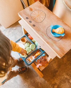 Filipa Maló Franco Instagram - Momentos destes primeiros dias de férias 🤍.
Uma cozinha improvisada. Natureza. Namoro. Boa comida. Hidratação e protecção com a @uriageportugal. E muitas sestas.