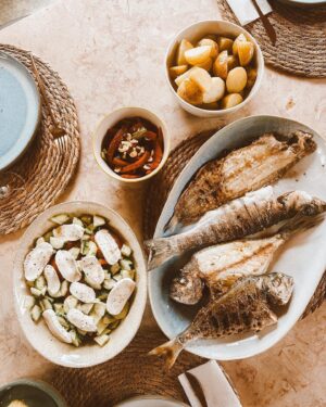 Filipa Maló Franco Instagram - Momentos destes primeiros dias de férias 🤍.
Uma cozinha improvisada. Natureza. Namoro. Boa comida. Hidratação e protecção com a @uriageportugal. E muitas sestas.