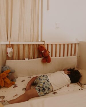 Filipa Maló Franco Instagram - Generalizam que a amamentação para adormecer faz com que mantenham os despertares contínuos e que para que os deixem de ter, o adulto deve “ensinar a dormir”. Que os pais devem seguir tabelas de vigília. Que os horários devem ser rígidos. Que o co-sleeping causa perturbações de sono e ansiedade a dormir. 

Uma coisa é a minha formação em psicologia clínica e especialização na área perinatal e parentalidade (formação essa que inclui o sono do bebé); como também, a minha prática clínica, e com ela, o acompanhamento de muitas famílias nas suas dinâmicas e experiências a par do trabalho de equipa e intervisão. Mas também, não posso deixar de falar da minha experiência de maternidade, e do meu filho Tomás que me ensinou muito. E fazendo a ressalva de que, não podemos pegar na nossa experiência e generaliza-la (daí que comecei por falar na formação e na prática clínica), não posso perder de vista que em minha casa, temos outro exemplo, de que realmente tudo se alinha, se esperarmos. Que queremos tudo demasiado rápido. Que as expectativas é que não estão ajustadas e que na maioria dos casos, só precisamos de TEMPO.

O Tomás é uma criança ainda amamentada e sempre lhe dei maminha para adormecer e em todos os despertares. Com outros cuidadores adormece de formas distintas, nunca tentei que fosse diferente e na escola sempre dormiu a sesta sem problemas.

Dormiu exclusivamente ao colo nos primeiros MESES. Sestas todas ao colo até cerca dos 8 meses. Dormiu connosco desde que nasceu e já há uns meses que vai para a cama ao lado da nossa, por desejo próprio. Nunca fomos rígidos com horários, nem rotinas.Implementamos uma rotina muito simples, capaz de ser feita em todo o lado para a previsibilidade que é tão importante, mas só após os 6 meses. Os horários foram adaptados ao ritmo dele e não ao contrário.

Faz sestas onde for, com luz ou sem luz. Sem problemas para adormecer em qualquer lugar (valha-nos o marsúpio), nem resistência para ir dormir de noite (e já sabe que quando começa a rotina dos dentes e história com maminha, é para dormir).

Este é um testemunho para sossegar os corações de quem tem medo que não corra bem ❤️.
