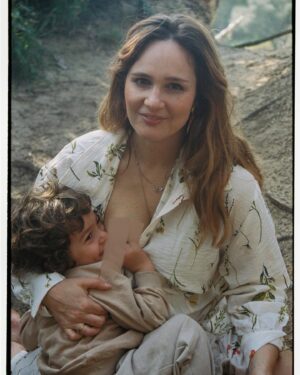Filipa Maló Franco Instagram - Muito se demoniza a amamentação. Ora é porque a livre demanda “habitua mal o bebé”. Ora porque o leite é fraco, porque o bebé não sai da mama. Ora porque é uma má associação de sono. Ou porque causa mais despertares. Ora porque na gravidez não se amamenta. Ou porque quando vierem dois (ou três) não há leite para o mais pequenino. 

Muito se demoniza a amamentação, com mitos sem sentido, que apenas nos afastam da nossa biologia e do que era expectável.

Vamos a FACTOS?
🤱a mama não é só alimento, e o bebé não pede mama só para se alimentar. Mama é relação e uma das melhores formas de co-regulação nos primeiros tempos.
🤱não há leites fracos. Mas há por vezes algumas dificuldades na amamentação e daí o acompanhamento ser tão importante.
🤱a idade MÉDIA de um desmame natural, na espécie humana, é pelos 3,5anos.
🤱a amamentação NÃO é uma má associação de sono. Pelo contrário. Promove um sono mais tranquilo para o bebé e para a mãe.
🤱a amamentação não é a causa para despertares nocturnos. É até uma ferramenta muito útil para despertares breves para ambos.
🤱a amamentação não é incompatível com a gravidez de um forma geral.
🤱o corpo está preparado para amamentar mais do que um filho/a.

E por aí? Que mitos tens ouvido?