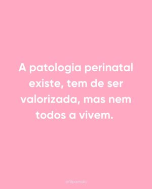 Filipa Maló Franco Instagram - A comunicação por palavras é limitada e bem sei, que talvez seja utópico comunicar para tantos sentires, experiências e histórias, até porque também não espero fazer sentido para todos os que me lêem.

A maternidade é um mundo. As disponibilidades físicas e psíquicas não são iguais. As prioridades também não. A forma como se vive e sente idem.

Incomoda-me que à boleia da “exaustão das mães e dos pais” se generalize um sentir, que serve de base para se ignorar a biologia e questões de desenvolvimento naturais. E incomoda-me mais ainda, que seja tão difícil para o adulto se descentrar, apelando que sabe sempre o que é melhor para o bebé, como se as exigências dos bebés não fossem válidas.

Quando apontam o dedo a um discurso informativo sobre a biologia e questões de desenvolvimento, como não tendo atenção perante as necessidades do adulto, é assumirem que todas as experiências de maternidade e parentalidade são iguais. É assumir que todo o adulto se encontra à beira de um ataque de nervos e no limite. É assumir que todos lidam com a privação de sono da mesma forma. É assumir que a exaustão é igual para todos. É pegar no sentir individual e assumi-lo como único caminho válido.

Dar voz ao bebé, que se encontra claramente em desvantagem, não é ignorar o adulto. É dizer que a par das necessidades do adulto, que terá à partida mais recursos, existe um bebé que também as tem. E que aquilo que pede, se inscreve num conjunto de necessidades mamíferas, relacionais, fisiológicas que à luz do conhecimento actual, se compreendem e identificam. 

Para mim parece-me óbvio, que o caminho será sempre olhar a família como um todo. Sempre na sua dimensão subjectiva e individual naquele momento.  E ao trabalhar na área perinatal e parentalidade, trabalho as situações de forma diferente, porque as famílias também o são. E apesar de existir uma base  biológica e de desenvolvimento, não vale tudo e as emoções de todos são importantes. Contudo, a meu ver, o caminho será sempre partir da base, e depois se ir trabalhando, mediante as dificuldades que vamos encontrando. E se, existirem.

Para tudo, há razões, escolhas e consequências; sempre respeitando e escutando o limite de todos