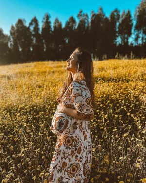Filipa Maló Franco Instagram - Porque antes de sermos psicólogos, somos pessoas. E embora tenha formação especializada na área perinatal e parentalidade, também sou mãe (entre muitas outras coisas). Com tudo o que isso implica. E também tenho dúvidas e receios. E também erro e vou aprendendo com isso. E também não sei sempre o que fazer, nem como agir. E fico com o coração apertadinho muitas vezes. E também passo por uma gravidez. E um parto. E um pós-parto.

Sou mãe. E abraço todos os dias a ideia de que sermos “só” mães é suficiente. Sem almejar a perfeição. Trabalhando o que sou e a criança que fui. 

E se há algo de protector que o meu trabalho traz à minha maternidade, por estar mais atenta ao que poderá eventualmente acontecer e por considerar que o conhecimento sobre a biologia e o desenvolvimento sossegam o nosso coração e nos trazem mais confiança; também é com o rótulo de “psicóloga com formação especializada” que vêm muitas expectativas (principalmente dos outros) e ideias de que há a razão, e depois há o resto. É que nem sempre há espaço para só ser.

Antes de sermos psicólogos, somos pessoas. E hoje também é dia de falar dessa vulnerabilidade, que nos torna, sem dúvida, mais humanos 🤍