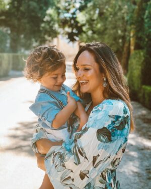 Filipa Maló Franco Instagram - Porque antes de sermos psicólogos, somos pessoas. E embora tenha formação especializada na área perinatal e parentalidade, também sou mãe (entre muitas outras coisas). Com tudo o que isso implica. E também tenho dúvidas e receios. E também erro e vou aprendendo com isso. E também não sei sempre o que fazer, nem como agir. E fico com o coração apertadinho muitas vezes. E também passo por uma gravidez. E um parto. E um pós-parto.

Sou mãe. E abraço todos os dias a ideia de que sermos “só” mães é suficiente. Sem almejar a perfeição. Trabalhando o que sou e a criança que fui. 

E se há algo de protector que o meu trabalho traz à minha maternidade, por estar mais atenta ao que poderá eventualmente acontecer e por considerar que o conhecimento sobre a biologia e o desenvolvimento sossegam o nosso coração e nos trazem mais confiança; também é com o rótulo de “psicóloga com formação especializada” que vêm muitas expectativas (principalmente dos outros) e ideias de que há a razão, e depois há o resto. É que nem sempre há espaço para só ser.

Antes de sermos psicólogos, somos pessoas. E hoje também é dia de falar dessa vulnerabilidade, que nos torna, sem dúvida, mais humanos 🤍