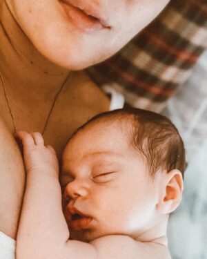 Filipa Maló Franco Instagram - Porque antes de sermos psicólogos, somos pessoas. E embora tenha formação especializada na área perinatal e parentalidade, também sou mãe (entre muitas outras coisas). Com tudo o que isso implica. E também tenho dúvidas e receios. E também erro e vou aprendendo com isso. E também não sei sempre o que fazer, nem como agir. E fico com o coração apertadinho muitas vezes. E também passo por uma gravidez. E um parto. E um pós-parto.

Sou mãe. E abraço todos os dias a ideia de que sermos “só” mães é suficiente. Sem almejar a perfeição. Trabalhando o que sou e a criança que fui. 

E se há algo de protector que o meu trabalho traz à minha maternidade, por estar mais atenta ao que poderá eventualmente acontecer e por considerar que o conhecimento sobre a biologia e o desenvolvimento sossegam o nosso coração e nos trazem mais confiança; também é com o rótulo de “psicóloga com formação especializada” que vêm muitas expectativas (principalmente dos outros) e ideias de que há a razão, e depois há o resto. É que nem sempre há espaço para só ser.

Antes de sermos psicólogos, somos pessoas. E hoje também é dia de falar dessa vulnerabilidade, que nos torna, sem dúvida, mais humanos 🤍