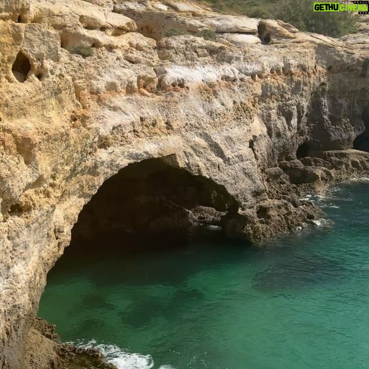 Filipa Areosa Instagram - O Algarve está cheio de maravilhas durante o ano inteiro, não é só no verão💙 obrigada @whiteshellbeachvillas por nos receberem tão bem🫶🏻