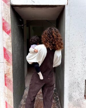 Filipa Nascimento Instagram - A tirar as medidas para ver se a árvore de Natal ainda passa esta porta a tempo!
Se tudo correr bem, este ano o Natal vai ter um sabor diferente 🏡🎄
