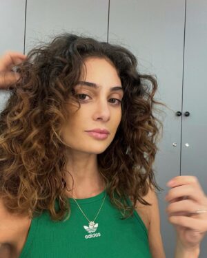 Filipa Nascimento Instagram - Há uns meses atrás, decidi que ia voltar a dar uma oportunidade ao meu cabelo natural.
Decidi que ia tentar não manipulá-lo no meu dia a dia, pelo menos, o máximo que conseguisse.
Isto surgiu por várias razões… por ter saudades do meu cabelo encaracolado que já não estava tão encaracolado pela quantidade de ferramentas que usava para o arranjar…, por querer servir de exemplo para a minha filha que tem um cabelo encaracolado LINDOOOO e querer que goste dele tal e qual como é e por saber que existe sempre alguém com caracóis que decide camuflar o seu cabelo e alisar, seja qual for a razão. Aposto que conhecem inúmeras pessoas a fazerem-no e se inspirar um de vocês a aceitar o seu cabelo natural e arrasar nele, fico muito feliz! 
Coincidentemente, apareceu-me um projecto e a ideia era usar o meu cabelo encaracolado para dar vida ao personagem🤘🏽
Posto isto, espero aguentar-me o máximo de vezes com ele como é🤭, sabendo que por motivos de trabalho nem sempre será possivel ( e também sabe bem mudar de vez em quando, não vamos ser radicais🥸). 
Para alguns pode vir a parecer fútil, mas para mim e para muitos não é, visto que ainda há muita gente que se esconde atrás de um cabelo que não é seu para se sentir melhor na sua própria pele e eu quero tentar mostrar-vos e mostrar a mim mesma que um cabelo encaracolado é lindo e torna-nos muito mais poderosos ✨ Quem me dera ter tido alguém a mostrar que um cabelo assim também é bonito quando era adolescente.
Fica o convite a todos para entrarem comigo nesta viagem e abraçarem os vossos🐌 🐌 quero ver essas gadelhaaaaaas!