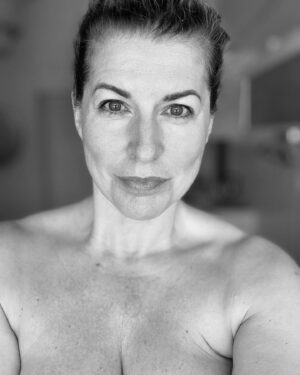 Filippa Rådin Instagram - Börjar dagen med att ta hand om mina fötter och sätta lite färg på bryn och fransar. Alltså kan ni inte hålla med om att man känner sig lite piggare när man får lite färg i ansiktet. 
Brukar du färga brynen? 
Kram F