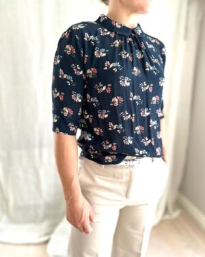 Filippa Rådin Instagram - STYLING // Anjas blommiga blus verkar vara en STOR favorit hos er. 
Förutom blusen vad tyckte du var bäst i dagens program?
❤️

Blus: @scotch_soda 
Blus med mindre blommor: @bric.a.brac.sthlm 
Byxor: @partow_official 
Smycken: @snoofsweden 

#mästarnasmästare #mästarnasmästare2024 #anjapärson