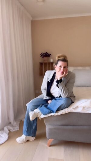 Filippa Rådin Instagram - DIY Pärlor, pärlor, pärlor! // Har du sett senaste trenden?
Att smycka gamla sneakers med pärlrosetter! ✨ 
Jag förespråkar ju att använda accessoarer för att lyfta kläder du redan har i garderoben, så jag älskar även mina pärlrosetter och att byta ut skosnören till spetsband😍
Vad tycker du och skulle du vilja ge dina skor en ny look med pärlrosetter? 
Hoppas du får en härlig fredag!
❤️F 

#SneakerStyle #Pärlrosetter #FashionTrends