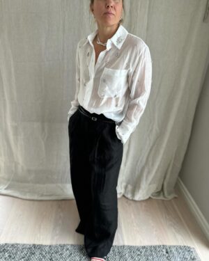 Filippa Rådin Instagram - STYLING MÄSTARNAS MÄSTARE // Jag håller med er. Den vita skjortan är magiskt fin och användbar. Den är det där plagget som funkar såväl uppdressad till fest eller nerklädd till ett par slitna jeans. Tyvärr finns den inte i butik längre men i min story har jag länkat till en annan. Som skulle kunna vara ett alternativ till en skjorta med detaljer. 
Byxan: är från @cosstores och finns också länkad i min story. 
T-shirt: @mqmarqet 
Tips: Jag tycker att MQ och märket Stockholm har dom bästa t-shirts för tillfället. Jag gillar kvalitén och att T-shirten har lite glans som gör att den ser lite lyxigare ut. 👌🏻
Smycken: @snoofsweden 
❤️F