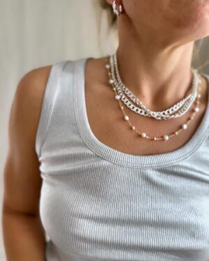 Filippa Rådin Instagram - STYLING MÄSTARNAS MÄSTARE// Ni verkar inte bli mätt på Styles från min styling av @anjaparson och Mästarnas mästare så jag fyller på med teamat Silver. Som också var något man kunde se mycket av på årets Elle-gala🤩

Linne: @zara 
Byxor: @cosstores 
Klänning en omsydd klänning från @zara 
Skor: @yourblankens 
Smycken : @snoofsweden 

#styling #stylingtips #stylinginspiration #metalic #silver #anjapärson #filipparådin 
#outfitinsperation #outfitinspo ##outfits