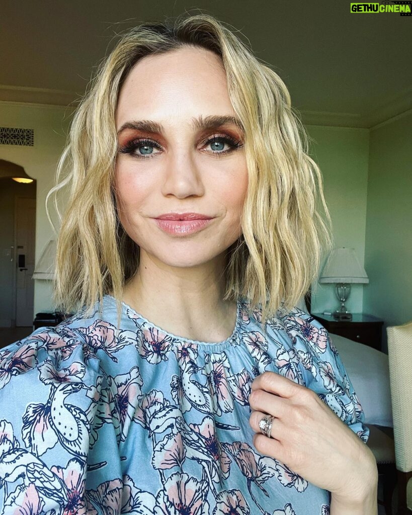 Fiona Gubelmann Instagram - Loved this weekend’s look for the Sony International Foreign Buyers Party ❤️ 💄 @olafderlig 💇🏼‍♀️ @michaelduenas 👗 @st_roche #thegooddoctor @thegooddoctor #parnick #fionagubelmann #morganreznick