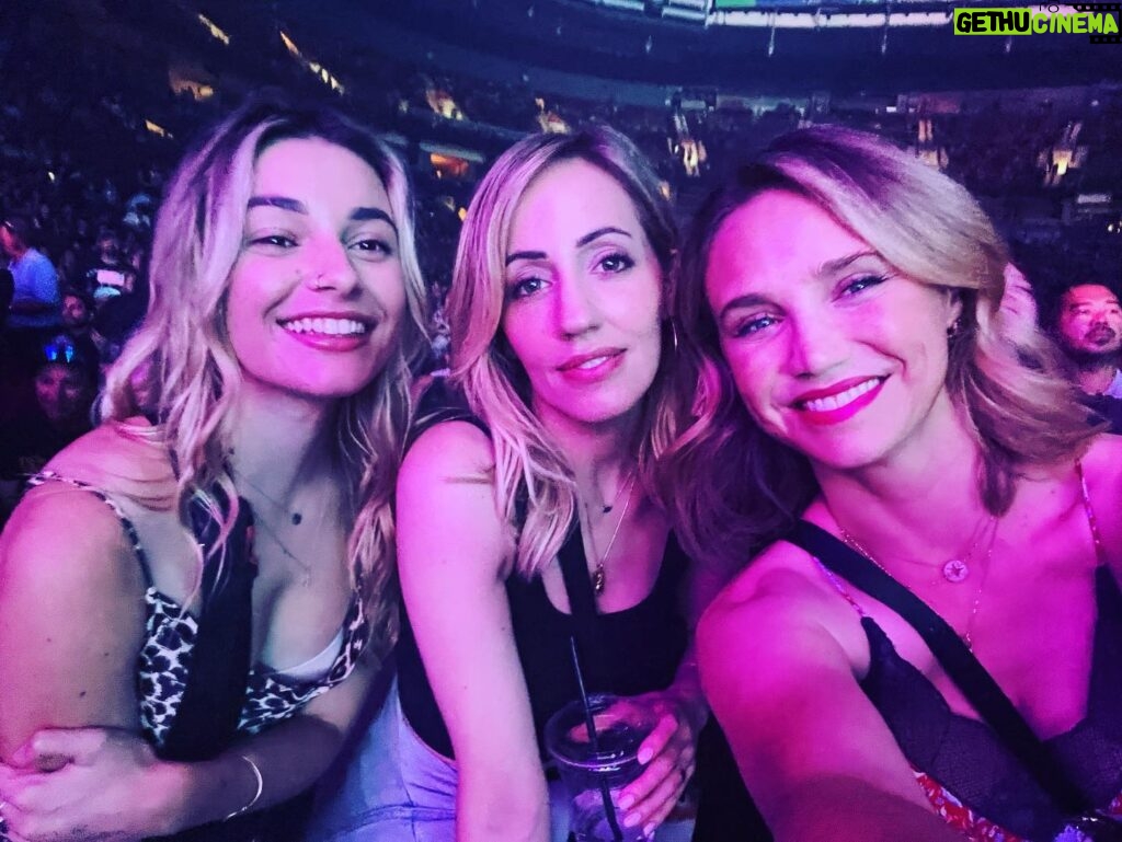 Fiona Gubelmann Instagram - Best ladies night with @rheawarryn @zibbyloo @alanis #girlsnight #alanismorissette #thankyou #jaggedlittlepill