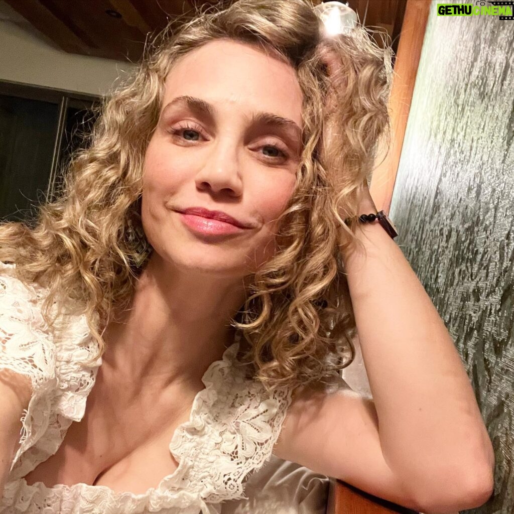 Fiona Gubelmann Instagram - Vacation Hair 💖 #girlswithcurls @thehouseofaia #palmaiahouseofaïa