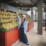 Fish Leong Instagram - 開演前 …..榴蓮的助攻 🥷⚡️⭐️火力十足 火力全開🌳我愛榴蓮 真的流連忘返 ❤️❤️❤️ 〰️⭐️榴蓮大使來了 介紹團隊成員吃道地新鮮榴蓮 一一介紹 下次要去果園 有人要入團嗎？ 從小就愛吃榴蓮 ，我外公有一座榴蓮山 👍👍👍 表哥家也有吃不完的榴蓮☺️✌️