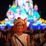 Fish Liew Instagram - 作為30年都還在童年時期的資深兒童，得獎當然是去迪士尼慶祝🎉 連日大雨在我去的當天突然放晴，原本準備的雨傘也用來擋太陽。 我戴著「優獸大都會」阿力頭套走在熱力四射的迪士尼，遇到了其他動物如米老鼠、Stella Lou、Duffy⋯ 整天下來並沒有遇到另一隻跟我一樣的狐狸， 大家都紛紛投以羨慕的目光 我就知道 我是勇者 樂園有多好玩從我燦爛的笑容就可以看出來，自己也驚訝 我居然也可以笑得這麼開。 重點推薦城堡晚間匯演 結合了不同多媒體效果，如大型立體光雕投影技術，配合故事主題構思的大型水幕投影、配合激光、燈光、燦爛的煙火 震撼程度只能說 「wow」和「wowwow」 好靚 好靚⋯ *溫馨提示，記得早一點過來佔最佳位置觀賞 #Momentous #迪士尼星夢光影之旅 #TheMostMagicalShowOnEarth @hkdisneyland