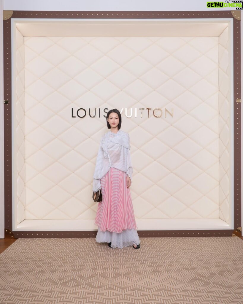 Fish Liew Instagram - 每每都被 @louisvuitton 精緻的高級家品給折服 橫跨三世紀，以旅行起家的LV 把傢俱的奢靡品味帶到旅途上 我個人最喜歡的是摺疊床旅行箱(Bed Trunk） 打開後是一張移動床組。 遷徙到天涯海角都可以睡在自己熟悉的床組上，多浪漫。 #LVSavoirRever #LVHongKong @louisvuitton