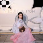 Fish Liew Instagram – 每每都被 @louisvuitton 精緻的高級家品給折服

橫跨三世紀，以旅行起家的LV
把傢俱的奢靡品味帶到旅途上

我個人最喜歡的是摺疊床旅行箱(Bed Trunk）
打開後是一張移動床組。
遷徙到天涯海角都可以睡在自己熟悉的床組上，多浪漫。

#LVSavoirRever
#LVHongKong
@louisvuitton