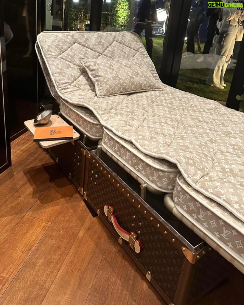 Fish Liew Instagram - 每每都被 @louisvuitton 精緻的高級家品給折服 橫跨三世紀，以旅行起家的LV 把傢俱的奢靡品味帶到旅途上 我個人最喜歡的是摺疊床旅行箱(Bed Trunk） 打開後是一張移動床組。 遷徙到天涯海角都可以睡在自己熟悉的床組上，多浪漫。 #LVSavoirRever #LVHongKong @louisvuitton
