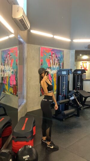 Fitrie Rachmadhina Instagram - GLUTES 🍑
•
•

🏋🏽‍♀️: @ubycj.official 
🎽: @dkny @mapfashion 

#saveditformyself
#workout
#workoutmotivation