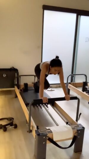 Fitrie Rachmadhina Instagram - Keliatannya sih gampang. Nyatanya mao pengsaaannn pertengahan sesi udah mulai cheating cheating Krn gak kuat. Lol… 🫠🫠 
Intens reformer class by @febiolafeby 💦💦💦