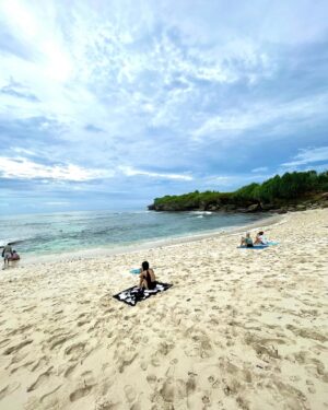 Fitrie Rachmadhina Instagram - Slow morning like these; long walks, slow running, listening to the waves, feed the bird, smile to the universe, & meditate. 

#nusalembongan