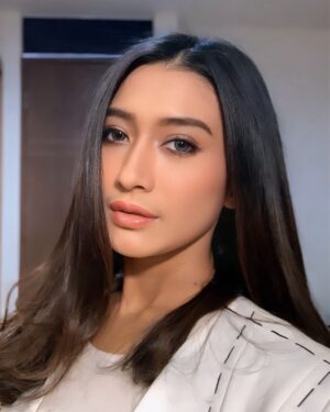 Fitrie Rachmadhina Instagram - Selfie speak louder than words ✨

👁️: @acuvueid 
💄: @hudabeauty 
💆🏻‍♀️: @billiondollarlab & @olaplex.indonesia