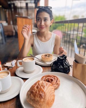 Fitrie Rachmadhina Instagram - Morning blush at 7AM ☺️