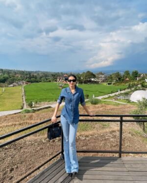 Fitrie Rachmadhina Instagram - Dont look at the caption, look at me. #FRIdayoutfit