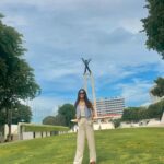Fitrie Rachmadhina Instagram - Napak tilas ketempat bermain waktu kecil, Lapangan Banteng. Kebetulan cuaca kemarin enak sekali untuk berkeliling Jakarta kota tercinta. Cerah tapi sejuk adem. - Jalanan pun lapang 🩵