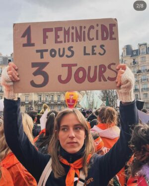 Flavie Flament Instagram - Femme d’hier et d’aujourd’hui, ❤️ sur tes boobs et tes combats. Merci. 
❤️ sur tous les hommes qui te soutiennent.