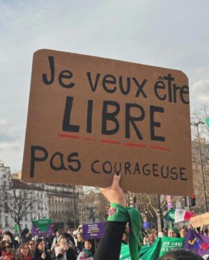 Flavie Flament Instagram - Femme d’hier et d’aujourd’hui, ❤️ sur tes boobs et tes combats. Merci. 
❤️ sur tous les hommes qui te soutiennent.
