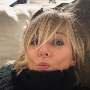 Flavie Flament Instagram - En 2023, on se bouge! 
2: Musclez votre mémoire poétique auprès des aimants 
3: Levez bien haut le bon doigt à tous ceux qui tenteront de vous en empêcher! 
Très belle année à tous et merci aux premiers d’être là, toujours, si fidèles et si précieux! 
❤️💋❤️