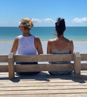 Flavie Flament Instagram - Rencontrer une fille pareille est une aubaine❤️
Léa est une Reine de l’Amitié.
L’amitié, la vraie, la seule qui vaille, est fidèle, ne souffre ni la distance, ni les conditions, ni le jugement, encore moins les enfantillages.
Avec elle, c’est le meilleur.
Léa est une précieuse.
Je vous souhaite à tous d’avoir une @lealandoofficiel dans votre vie!
Happy Birthday❤️✨ma Guigone!
À nos rires, à nos larmes, nos conneries et tout le reste! 
Je t’aime