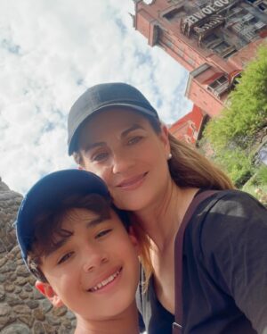 Flor Rubio Instagram - Mis mejores momentos siempre son a su lado. El impulso, la alegría, la motivación, el amor, el esfuerzo, los sueños… todo llega a ellos y es por ellos. Gracias Dios mío por el enorme privilegio de ser la mamá de estos dos seres tan maravillosos. Los amo hijos, les cuento algo: cuando me llaman mamá siento que vuelo… 🤍🙏🏻😃 @florimartinez_ @rafixmtr