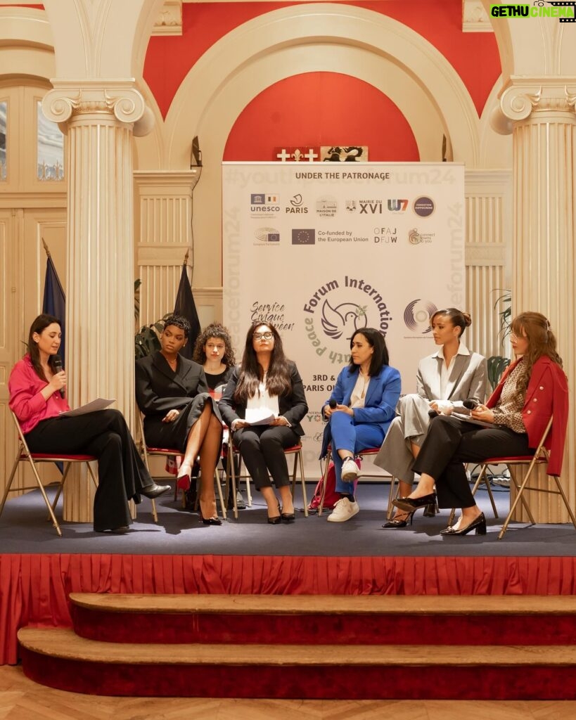 Flora Coquerel Instagram - Quel honneur de prendre la parole au sujet de @associationkelina dans le cadre du panel “Femmes engagées pour la Paix et la Solidarité” qui s’est tenu lors du premier Forum International de la Jeunesse pour la Paix - JO Paris 2024 et qui a réuni 300 jeunes du monde entier. Un immense soutien aux intervenantes aux côtés desquelles j’ai eu l’honneur de témoigner dont @didistone ambassadrice de @unicefrdcongo ainsi qu’aux jeunes désireux d’avoir un impact positif. Merci infiniment pour votre confiance @servicecivique.eu @unesco_fr @youtheuau 📸 @chloehautierpro