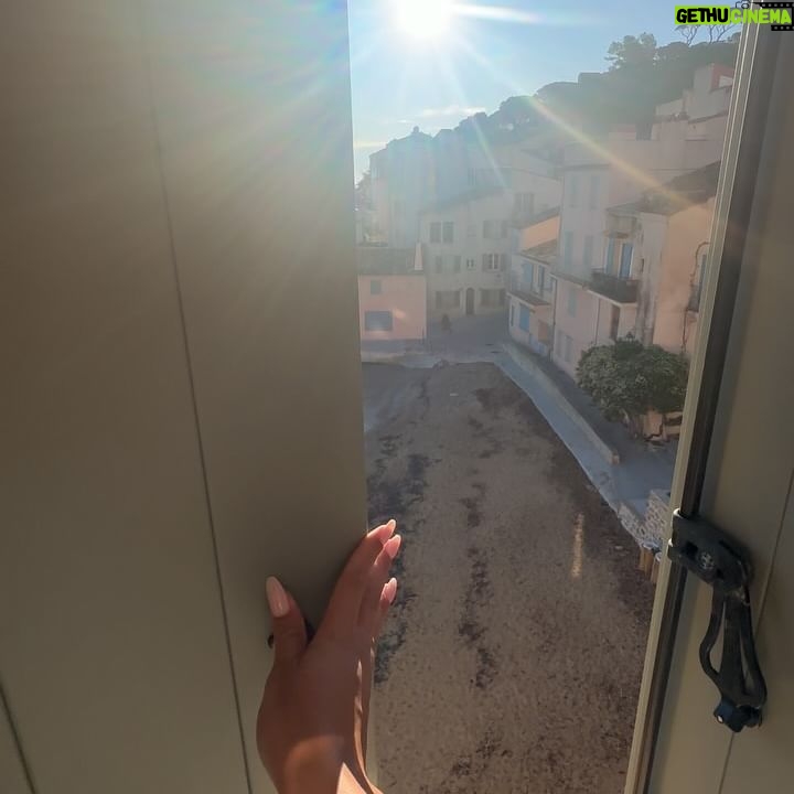 Flora Coquerel Instagram - Saint Tropez 🧺🌻 - invitation -