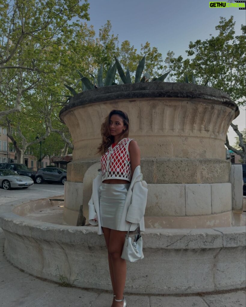 Flora Coquerel Instagram - Saint Tropez 🧺🌻 - invitation -