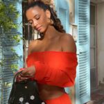 Flora Coquerel Instagram – Un goût d’été à Saint Tropez avec @longchamp à la découverte des nouvelles sandales Longchamp x K.Jacques💐

#LongchampxKJacques #Longchamp #LePliageFilet 

Collaboration commerciale