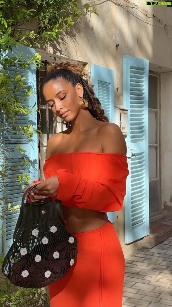 Flora Coquerel Instagram - Un goût d’été à Saint Tropez avec @longchamp à la découverte des nouvelles sandales Longchamp x K.Jacques💐 #LongchampxKJacques #Longchamp #LePliageFilet Collaboration commerciale