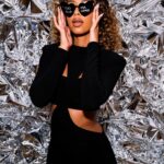 Flora Coquerel Instagram - Une page blanche. 30 ans. Nous y voilà. Toi qu’on regarde de loin avec tant d’appréhension telle une vague qui déferlerait sur nous à grande vitesse. Nous nous rencontrons enfin. J’ai tant entendu parler de toi. Il paraît que tu as ton lot de surprises mais il semblerait que tu concurrencerais la vingtaine par la sagesse, la liberté et la clarté qui te caractérisent. J’ai hâte de faire ta connaissance plus en profondeur, qu’on ouvre ce chapitre rien que toi et moi pour y poser les plus belles proses. Merci la vingtaine pour cette décennie vibrante, folle et intense. Je t’ai aimé si fort que je te pensais éternelle. Te vivre a été formateur, savoureux et tellement vivifiant. Je te quitte avec beaucoup de gratitude, pour ce que tu m’as offert mais surtout pour ce qui m’attend. Je t’aimerai toujours malgré ton lot de doutes et je te promets d’aimer tout autant ta grande sœur la trentaine. Merci la vie. 🤍 Flora Merci pour l’organisation parfaite @superplanner 💖 Et merci pour la confiance de tous mes prestataires. Cake @amandinemeloni_cake_paris Bar @mixodyssee Fleuriste @maisonfleursfabre Traiteur @mariecortes.traiteur Dj @tyshacee Salle @salons.hoche @bapbapbiere @louisroederer_ ( Collaborations commerciales non rémunérées )
