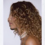 Flora Coquerel Instagram - En couverture, @floracoquerel et sa mère Sephi Coquerel nous partagent une histoire touchante de succès, de solidarité et d’engagement humanitaire. Dans cette interview qu’elles nous ont accordée, mère et fille ont dévoilé les coulisses de leur parcours et leur investissement pour améliorer la vie des autres, notamment à travers leur association @associationkelina au Bénin. Photographe @baronzinsou Styliste @steve_anondo Maquillage @michellefanfant @yslbeauty Skincare @erborian Coiffure @salowigs Assistantes @naissssouuuu @jannarzg @tiwel_ @wence.tower Flora porte un total look @viviennewestwood Sophie porte une robe @hm Studio et un collier @theofficialpandora #BARBESMAGAZINE
