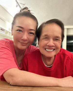Florence Kwok Instagram - 【我的可爱媽媽】
佢嚟家姐屋企食飯，下晝3:00就到
佢已經嘈住話要食下午茶
跟住我同佢玩以色列麻雀
家姐又燉咗個蛋白俾佢食
夜晚食飯，佢食咗一隻大閘蟹
食咗好多芋頭、又食咗好多grilled ribs
又話啲黃芽白好甜
總之見到乜食乜、食乜都話好食
仲飲Coke Zero 
食完飯我哋喺度傾偈
因為有時喺出面食飯，環境好嘈雜
大家都傾唔到偈，食完飯就急急腳走
佢明顯冇心機同我哋吹水
我見佢悶就拎咗條綠豆雪條出嚟問佢要唔要
佢好搞嘢，話我食佢就食
咁都要拉我落水🤣
其實平時得佢一個人同工人姐姐食飯
今日個仔同新抱、個女同女婿、同埋個細女都陪住佢食飯
梗係開心啦，開心梗係食多d啦
食完送happy girl回家❤️ 
#家人就是要珍惜和陪伴