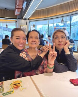 Florence Kwok Instagram - 【我的精靈媽咪】♥️

話說我返香港想同媽咪去玩吓，之前佢提過想返鄉下，
於是我問佢：媽咪，我俾你揀～返鄉下？定係去澳門玩呀？
佢話：返鄉下啦，幾十年未去過
我話：幾十年未去過，嗰度啲嘢拆晒，路又改晒，你認得㗎嗱？
佢話：我唔認得，你認得咪得囉
我話：媽咪，細個我同你返鄉下嗰陣，我得幾歲咋喎，梗係唔認得啦
佢又話：咁你唔認得，家姐認得咪得囉…… 
😂我真的無語！
跟住我又問佢：媽咪，你想唔想喺嗰度過一晚夜？
佢話：唔使，早上去，夜晚返咪得囉
我話：咁樣好趕喎
佢話：Hey而家朝頭早5:00就天光㗎啦
我話：咩話！？你諗住由朝頭早5:00玩到夜晚！？啊咁咪好攰！！
佢話：又唔係日日咁玩，攰咩啫
我真的冇計，於是我話：OK啦，你話唔攰就唔攰，到時唔好詐型呀！
😂就係咁，我哋就係達成協議，不過，故事發展係…..
😂😂5分鐘之后，佢同我講：其實我哋係咪可以回程嗰陣經澳門㗎？
😂😂😂哈哈，其實佢真係好精靈，九十幾歲，好嘢👍🏿👍🏿👍🏿👍🏿👍🏿